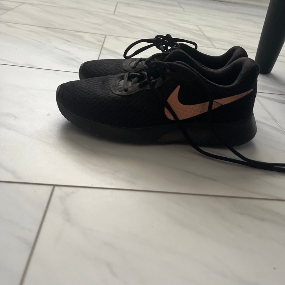 Black and rose gold Nike tanjun 7